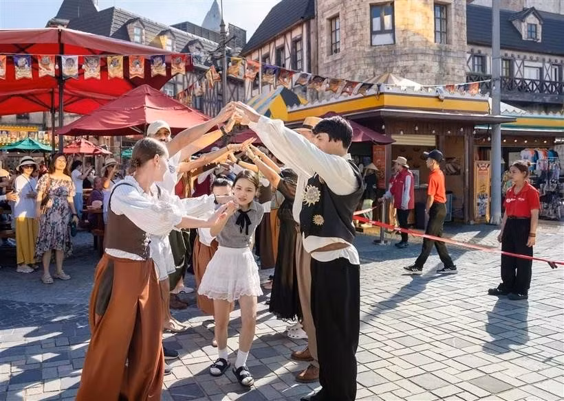 Du khách trở thành một phần không thể thiếu của show “Happy Fair.”