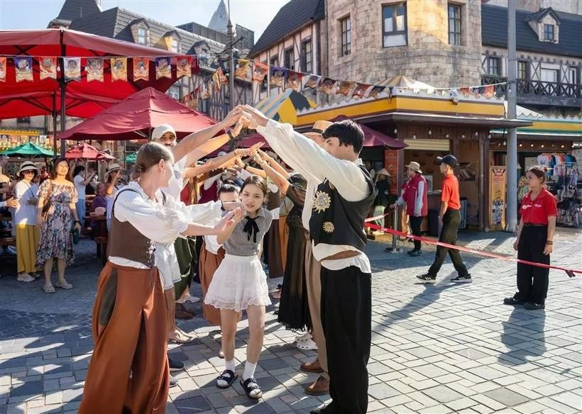 Du khách trở thành một phần không thể thiếu của show “Happy Fair.” Du khách trở thành một phần không thể thiếu của show “Happy Fair.”
