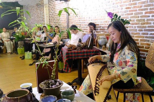 Nghệ sĩ đàn tranh Hải Phượng (thành viên Uống trà đi) trình diễn trong một lần họp nhóm Nghệ sĩ đàn tranh Hải Phượng (thành viên Uống trà đi) trình diễn trong một lần họp nhóm