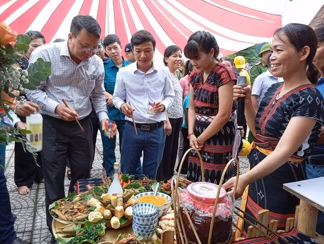 Không thể thiếu ché rượu cần trong mâm cỗ của người Cơ Tu