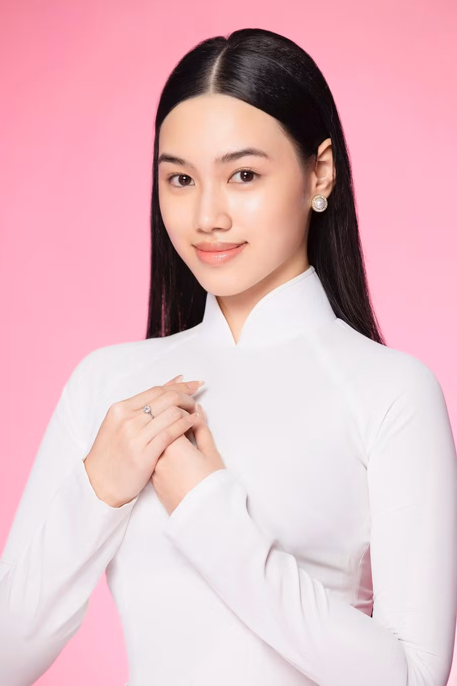 Thí sinh Hồ Ngọc Phương Linh sinh năm 2004, đến từ Hà Tĩnh, sinh viên trường Quản trị và Kinh doanh, Đại học Quốc gia Hà Nội. Thí sinh Ngô Thị Thanh Vân sinh năm 2005, đến từ Ninh Bình, sinh viên Đại học Văn hóa Hà Nội. Cô vào thẳng nhà chung Hoa hậu Việt Nam 2024 nhờ danh hiệu "Người đẹp thứ hai" cuộc thi Người đẹp Hoa Lư.