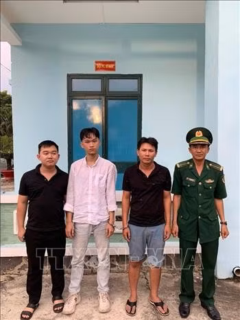 Các đối tượng xuất cảnh trái phép vừa bị cơ quan chức năng bắt giữ tại Tây Ninh. Ảnh: TTXVN phát