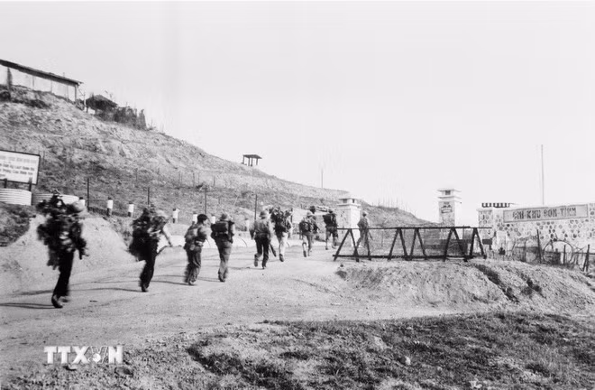 Quân Giải phóng tiến vào huyện lỵ Sơn Tịnh (Quảng Ngãi). (Ảnh: Thanh Tụng/TTXVN)