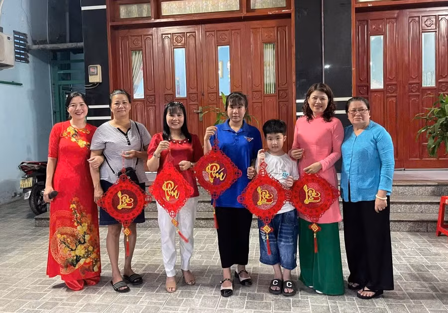 Một chủ nhà trọ tại thành phố Thủ Đức tặng quà Tết sớm cho người lao động ở trọ. Ảnh: Hoàng Tuyết/báo Tin tức