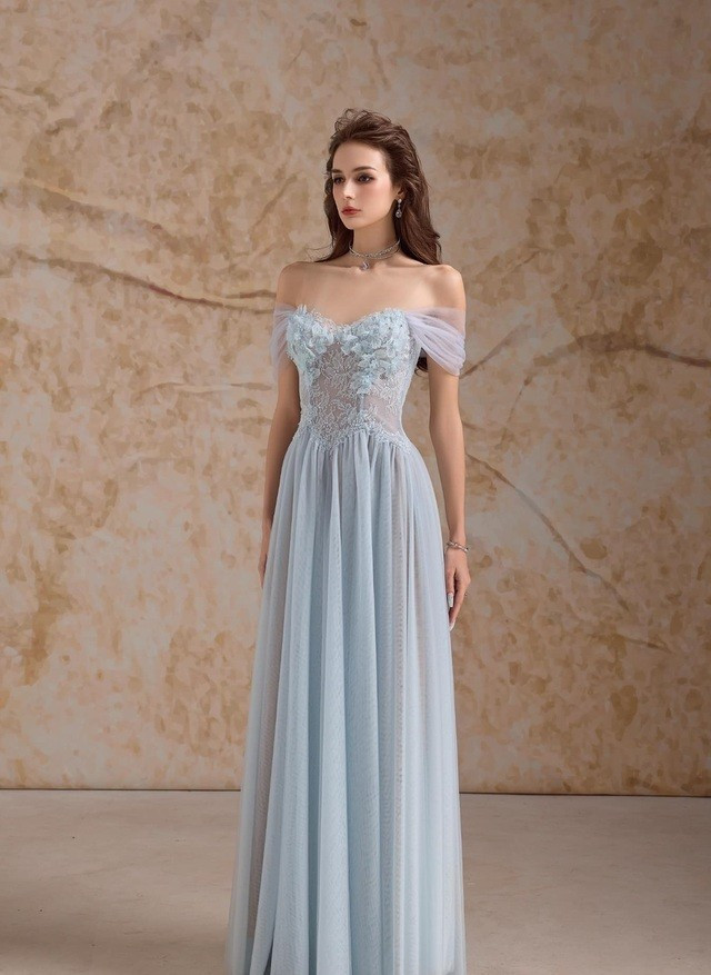 Tâm điểm của thiết kế nằm ở phần cúp ngực được xử lý ren 3D tinh xảo, điểm xuyết những đính kết kỳ công. Từng cánh hoa e ấp tạo nên một tổng thể yêu kiều, quyến rũ, khiến nàng nổi bật trong mọi bữa tiệc