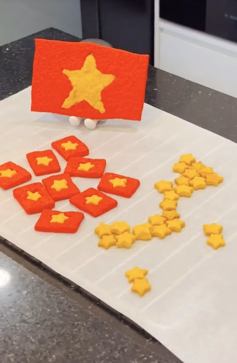 Bánh quy hình lá cờ Việt Nam được làm thủ công. (Ảnh: De Cake)
