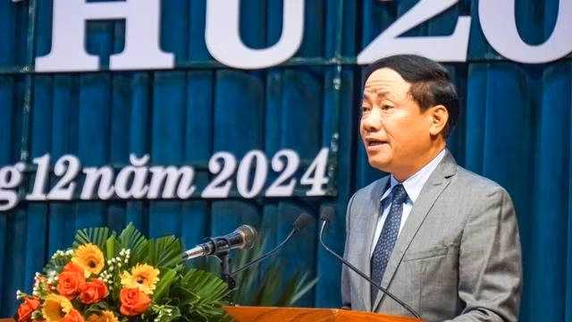 Ông Phạm Anh Tuấn, Chủ tịch UBND tỉnh Bình Định, báo cáo tình hình kinh tế - xã hội năm 2024 và nhiệm vụ trọng tâm năm 2025