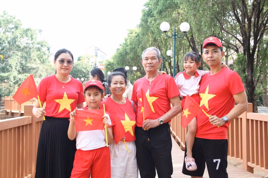 dai-gia-dinh-anh-le-dinh-phuc-phuong-hoi-phu-tp-pleiku-chup-hinh-luu-niem-trong-mau-co-do-sao-vang-anh-hoang-hoai.jpg