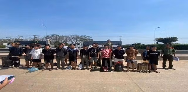 Các công dân Việt Nam sập bẫy lừa đảo sang Campuchia làm việc được Campuchia bàn giao về nước