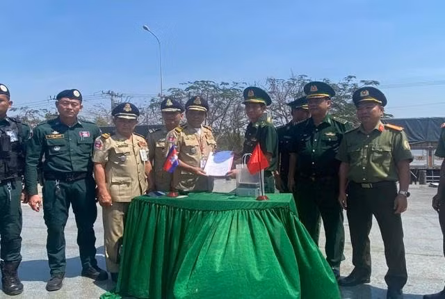 Lực lượng chức năng Campuchia và lực lượng chức năng Việt Nam làm thủ tục bàn giao và tiếp nhận 24 người Việt bị lừa đảo sang Campuchia làm "việc nhẹ, lương cao"