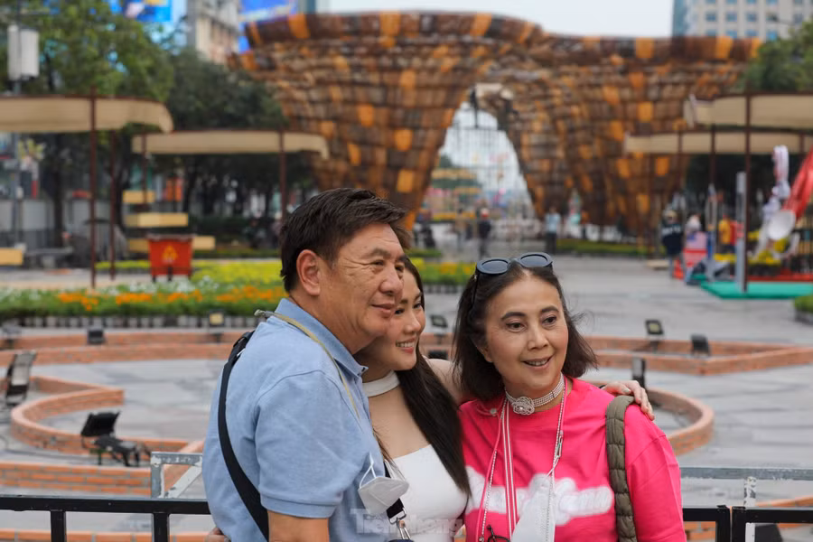 Nhiều du khách trong nước và quốc tế, người dân thành phố đi ngang khu vực trung tâm bất ngờ và thích thú với hai linh vật rắn vừa "xuất hiện" trên đường hoa Nguyễn Huệ.