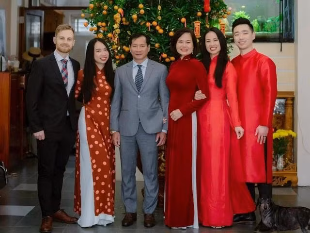 Trần Thị Kim Khuyên (thứ 2 từ trái) và gia đình