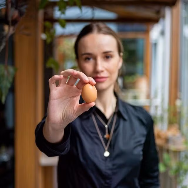 Trứng có chứa chất lecithin, được cho là có tác dụng điều hòa hàm lượng cholesterol trong cơ thể