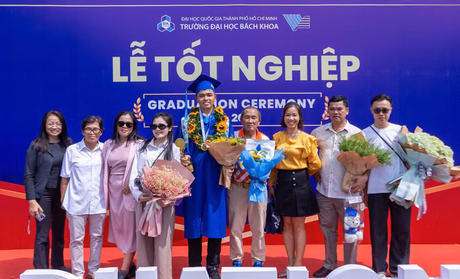 nguyen-trong-hoang-cung-gia-dinh-tai-le-tot-nghiep-dai-hoc-anh-nvcc.jpg
