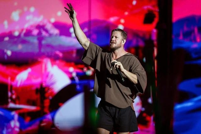 Sân khấu lập tức nóng lên khi Dan Reynolds hát những câu đầu tiên của siêu hit Thunder. Hàng ngàn khán giả phấn khích khi hòa giọng cùng anh ở phần điệp khúc đầy sôi động