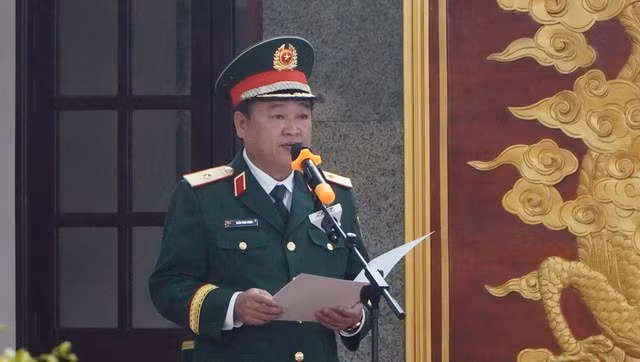 Thiếu tướng Trần Vinh Ngọc đọc điếu văn