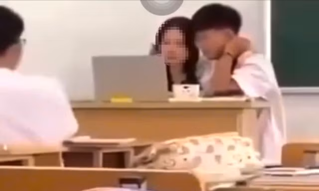 Nam sinh có hành vi "trêu đùa" quá giới hạn với nữ giáo viên trẻ ngay trong lớp học, trước sự chứng kiến của nhiều học sinh