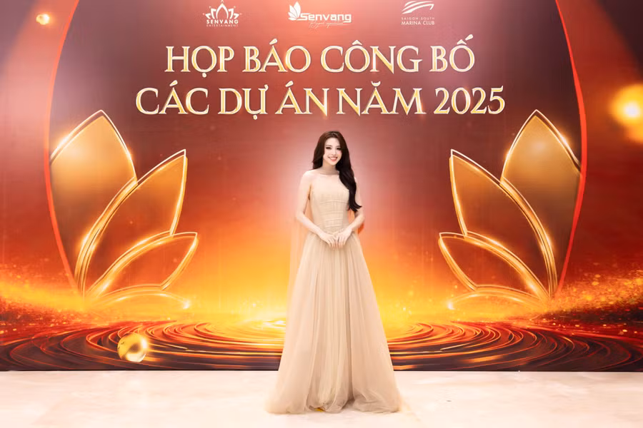 Tiểu Vy khoe sắc vóc xinh đẹp, nền nã trong chiếc váy voan nhẹ nhàng. Gần đây, cô gây chú ý khi đóng chính phim Bộ tứ báo thủ của Trấn Thành