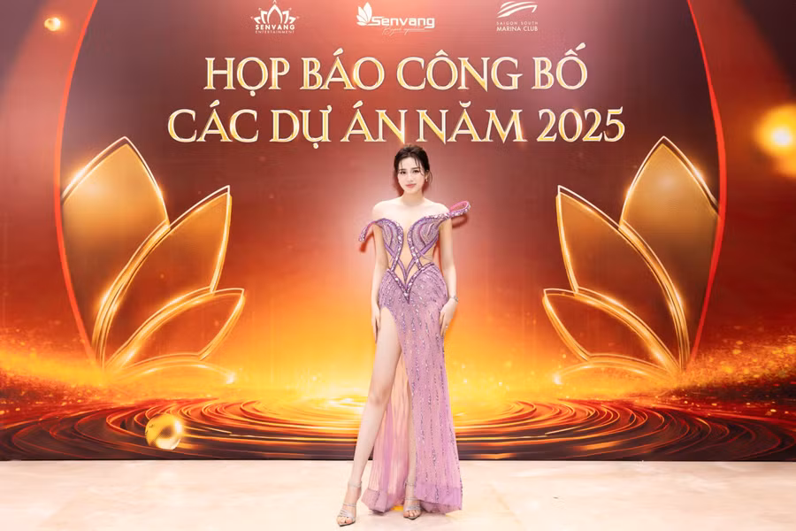 Đỗ Thị Hà tôn chân 1,1m cùng vóc dáng mảnh mai khi diện váy cúp ngực, xẻ cao đùi. Dù đã rời công ty quản lý song người đẹp vẫn có mặt để ủng hộ sự kiện công bố các dự án mới của Sen Vàng