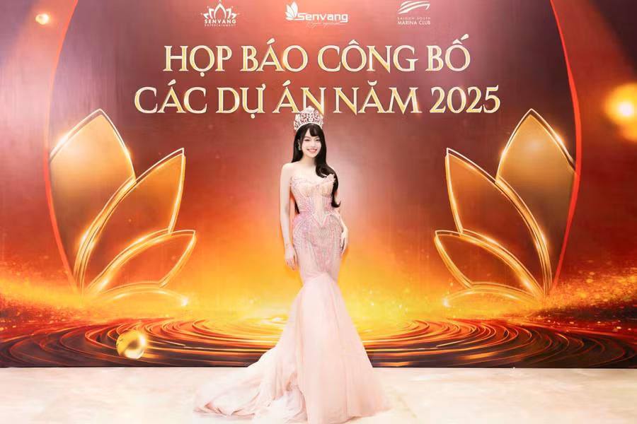 Hoa hậu Quốc tế Thanh Thủy diện chiếc váy hồng cúp ngực, thiết kế đuôi cá lộng lẫy, được kết đính tinh xảo