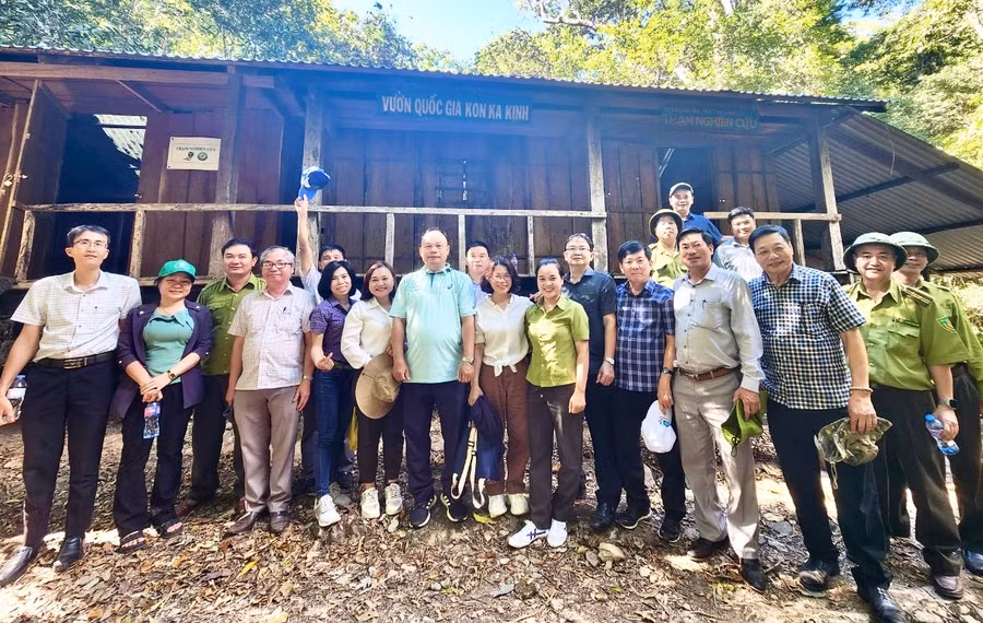 lanh-dao-ubnd-tinh-va-cac-so-nganh-den-tham-va-lam-viec-voi-vuon-quoc-gia-kon-ka-kinh.jpg
