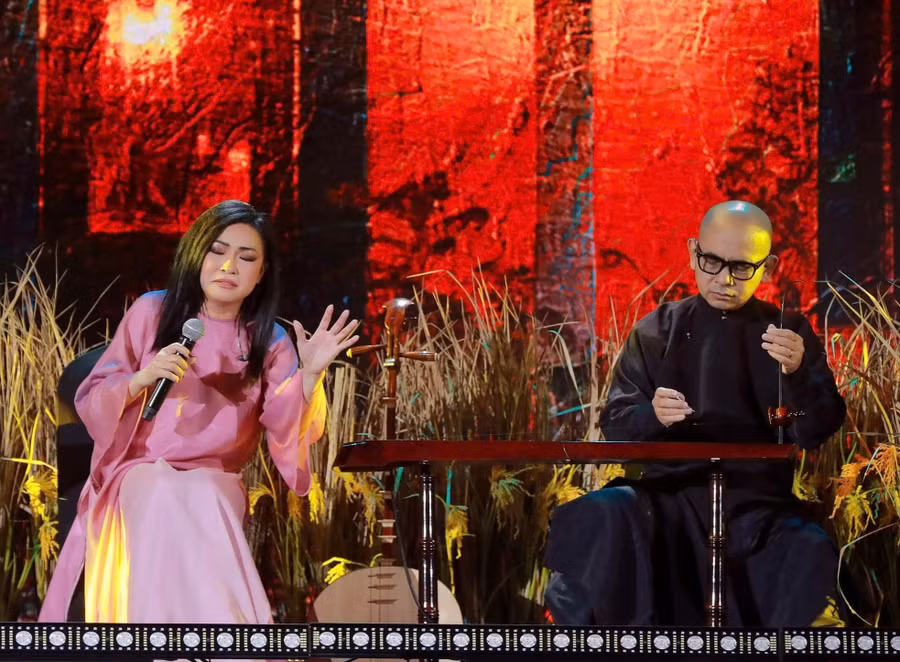 Show diễn của Đức Trí không thể vắng mặt tri kỷ Phương Thanh. Phương Thanh được ưu ái thể hiện ca khúc mới mang tên Thương kiếp đò xuôi, Đức Trí đệm đàn bầu phụ họa cho Phương Thanh.