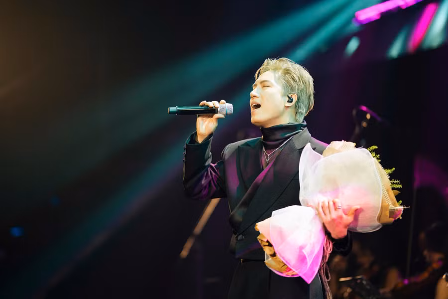 Tiếp nối màn trình trình diễn của Lân Nhã là phần thể hiện của Anh Tú. Trên sân khấu, nam ca sĩ nói bị ốm nặng sát ngày diễn ra concert. Dù vậy, Voi Bản Đôn cố gắng làm mọi cách để phục hồi sức khỏe nhanh nhất, thể hiện tròn trịa bản ballad Muộn màng là từ lúc.