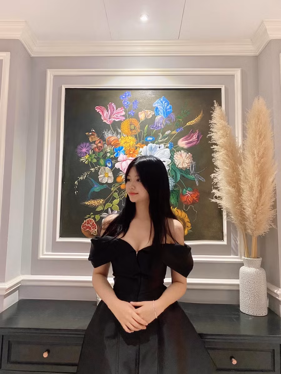 Hồ Ngọc Phương Linh sinh năm 2004, đến từ Hà Tĩnh, là sinh viên Trường Quản trị và Kinh doanh, Đại học Quốc gia Hà Nội. Người đẹp được nhận xét có gương mặt bầu bĩnh, tươi trẻ. Trong cuộc sống đời thường, người đẹp 10X thường chọn trang phục nữ tính, trang điểm và kiểu tóc trẻ trung phù hợp lứa tuổi