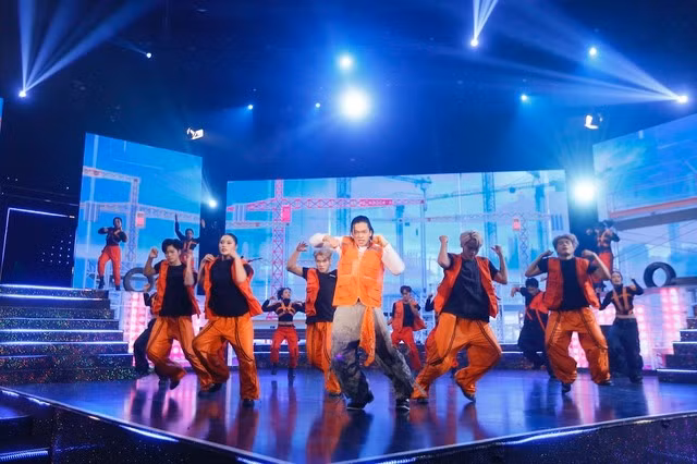 Phong cách âm nhạc độc đáo, vũ đạo điêu luyện cùng những màn trình diễn đầy năng lượng của (S)TRONG Trọng Hiếu phù hợp với không khí tích cực, hứng khởi của VTV Countdown 2025