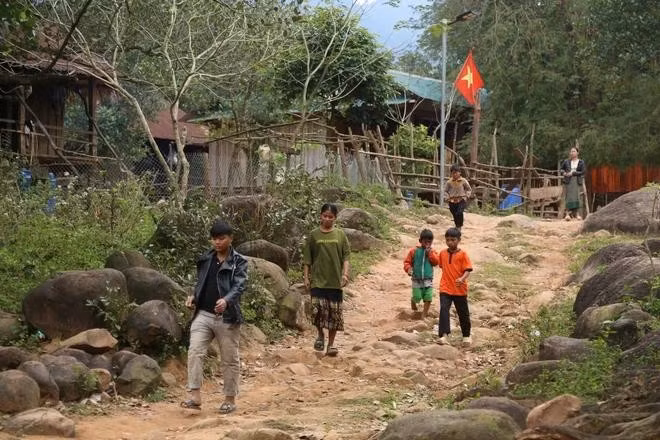 Người dân ở Dốc Mây hiện vẫn sống trong nhiều khó khăn do quá biệt lập với bên ngoài