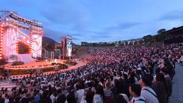 Hàng ngàn du khách đến với sự kiện âm nhạc của ca sĩ Noo Phước Thịnh