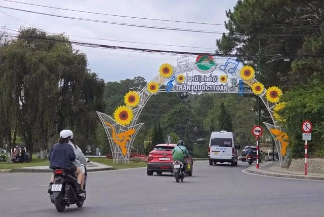 Ngày 30.4 và sáng 1.5 năm nay, đường phố Đà Lạt khá vắng vẻ