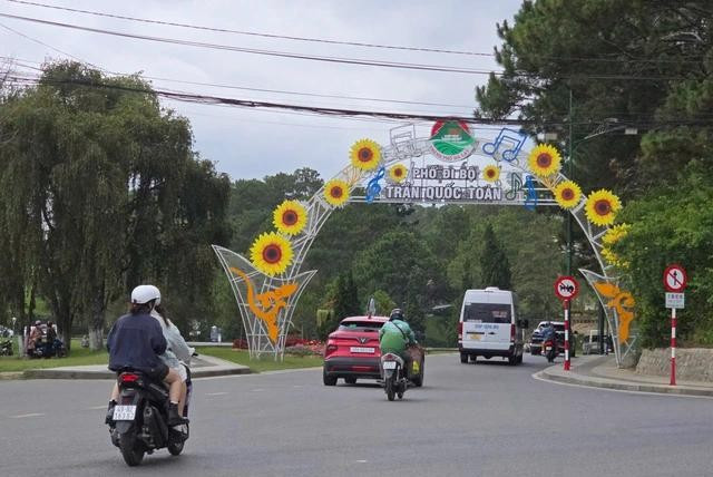 Ngày 30.4 và sáng 1.5 năm nay, đường phố Đà Lạt khá vắng vẻ Ngày 30.4 và sáng 1.5 năm nay, đường phố Đà Lạt khá vắng vẻ