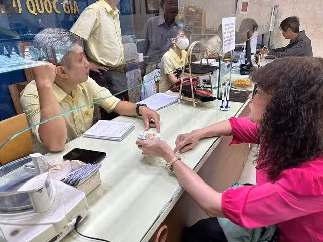 Khách bán vàng nhiều hơn mua vào