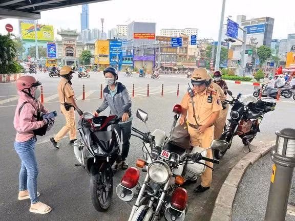 Người điều khiển xe máy đi trên vỉa hè sẽ bị phạt từ 4 - 6 triệu đồng và trừ 2 điểm GPLX