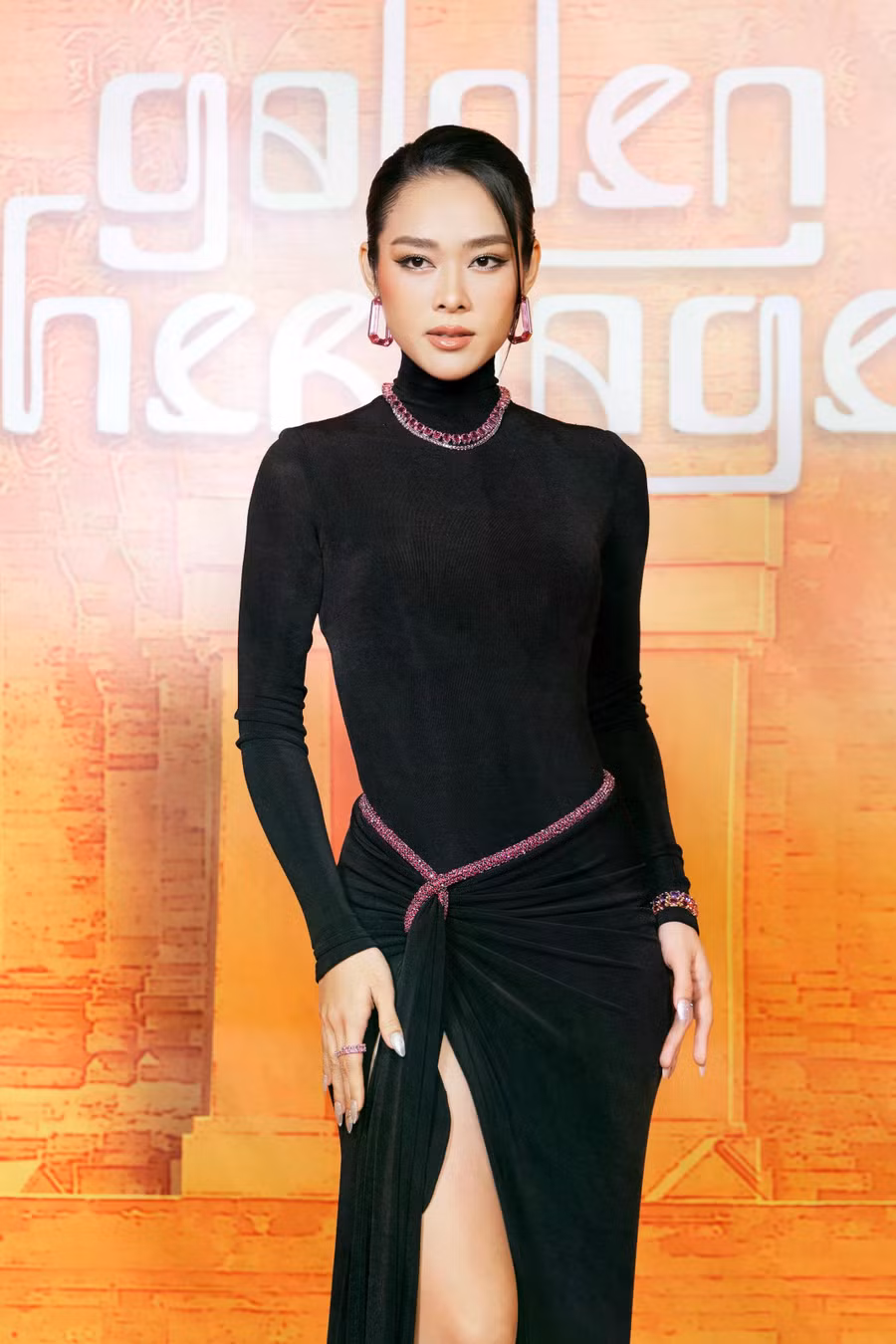 Chiếc váy đen giúp tôn lên nhan sắc của Diệp Bảo Ngọc. Mới đây cô gây chú ý khi xuất hiện trong sự kiện khai máy phim điện ảnh Làm giàu với ma phần 2