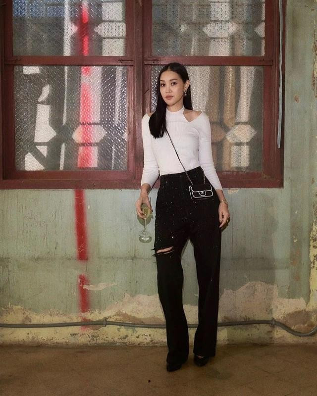 Áo phông cách điệu với chi tiết cut out, tay dài phối quần jeans rách tạo nét cá tính và sự khác biệt cho những cô nàng sành điệu, ưa thích mặc đẹp và tạo nên dấu ấn riêng