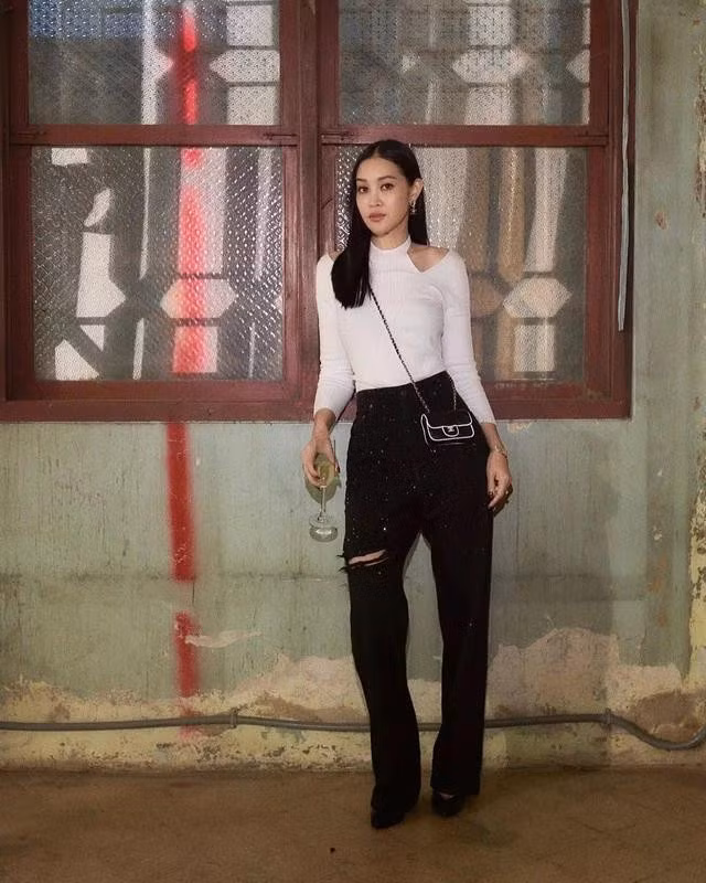 Áo phông cách điệu với chi tiết cut out, tay dài phối quần jeans rách tạo nét cá tính và sự khác biệt cho những cô nàng sành điệu, ưa thích mặc đẹp và tạo nên dấu ấn riêng