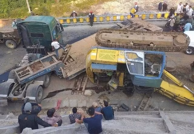 Hiện trường vụ tai nạn lật xe chắn ngang đèo An Khê