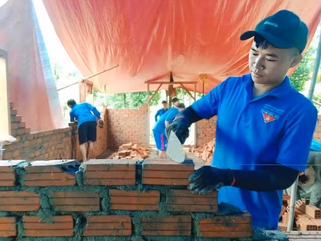 Anh Cuôn tuy xuất thân nghèo khó nhưng luôn nêu cao tinh thần tương thân tương ái