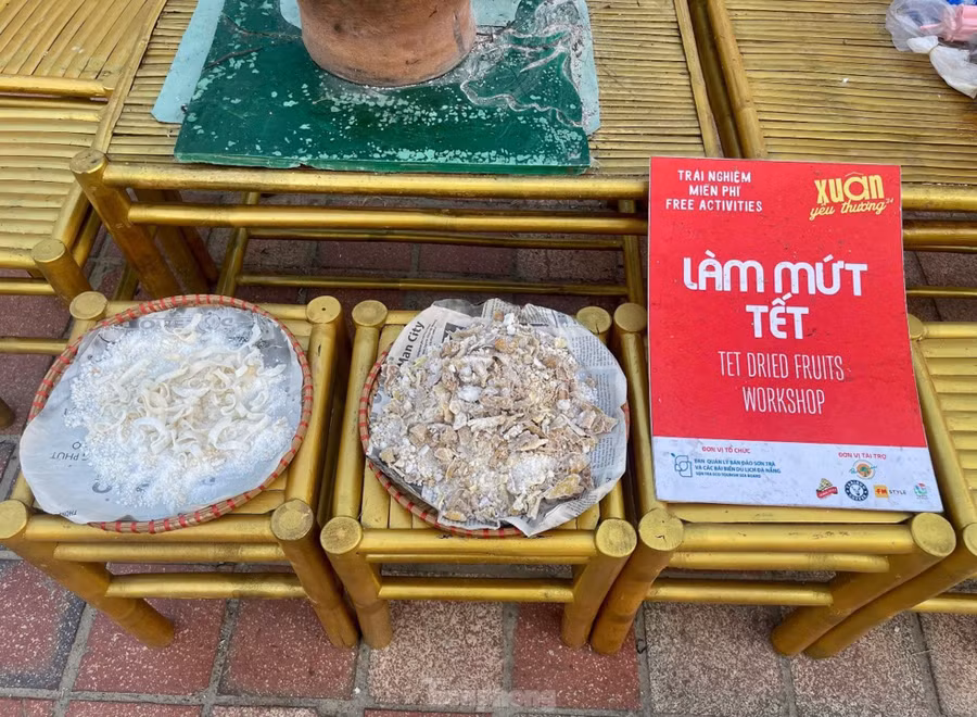 Mọi người có thể thưởng thức mứt dừa, mứt gừng, bánh in... miễn phí. Ảnh: Ngọc Thắm.