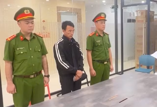 Công an đọc lệnh bắt tạm giam Nguyễn Tuấn Cường. Ảnh: Công an Quảng Ngãi