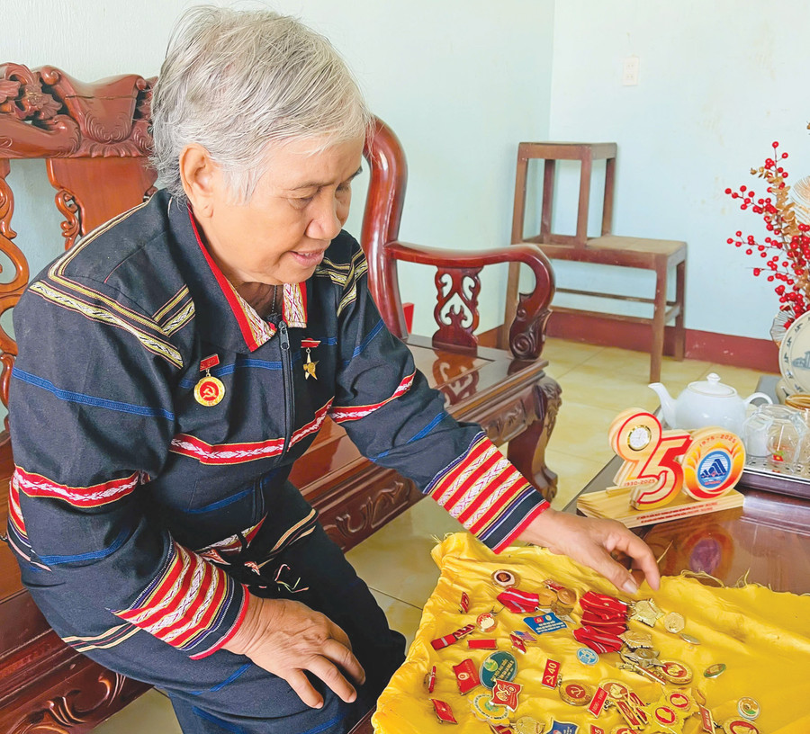 Anh hùng Lực lượng vũ trang nhân dân Kpă Ó bên các huân-huy chương. Ảnh: P.D 11-2625.jpg