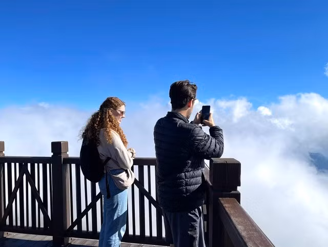 Du khách thích thú với biển mây trên đỉnh Fansipan. Ảnh: Yến Anh