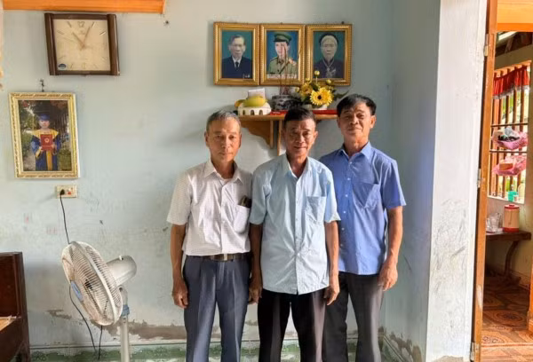 Ông Trọng cùng đồng đội thắp hương và chụp ảnh lưu niệm trước bàn thờ Liệt sĩ Nguyễn Xuân Đài.