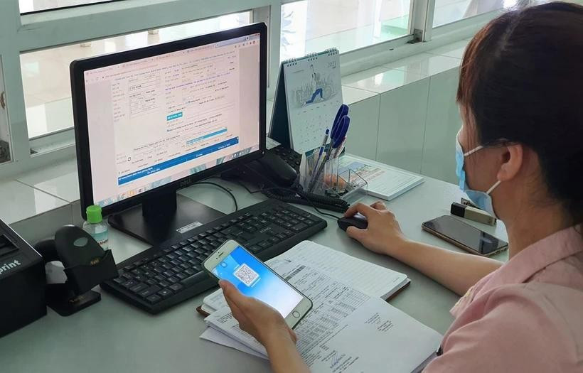 Luật Bảo hiểm xã hội quy định người lao động đóng vào quỹ bảo hiểm xã hội 10,5% tiền lương tháng làm căn cứ đóng bảo hiểm xã hội và người sử dụng lao động đóng 21,5%. (Ảnh: PV/Vietnam+) Luật Bảo hiểm xã hội quy định người lao động đóng vào quỹ bảo hiểm xã hội 10,5% tiền lương tháng làm căn cứ đóng bảo hiểm xã hội và người sử dụng lao động đóng 21,5%. (Ảnh: PV/Vietnam+)