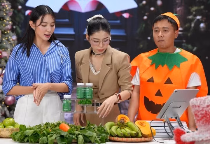 Quang Linh Vlogs nhiều lần gây tranh cãi khi livestream bán hàng.