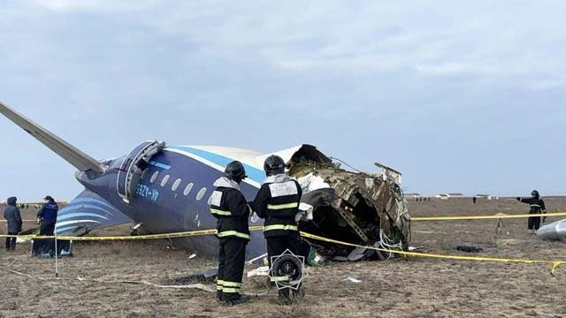 Hiện trường xác máy bay của Hãng Azerbaijan Airlines rơi gần thành phố miền tây Aktau (Kazakhstan) hôm 25.12.2024 Hiện trường xác máy bay của Hãng Azerbaijan Airlines rơi gần thành phố miền tây Aktau (Kazakhstan) hôm 25.12.2024
