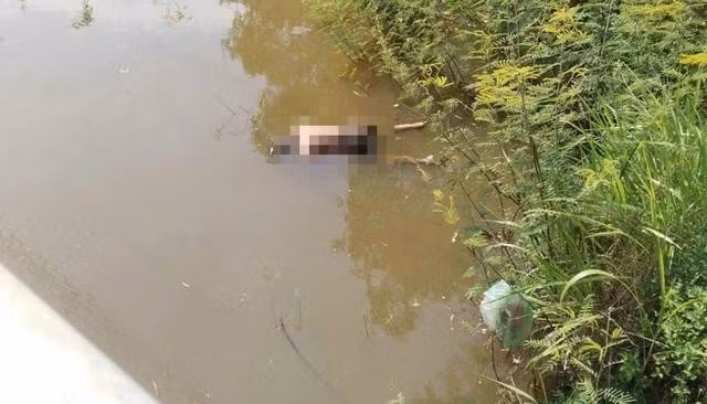 Thi thể người đàn ông bên bờ suối Cầu Giấy (xã Mỹ Châu, H.Phù Mỹ, Bình Định)