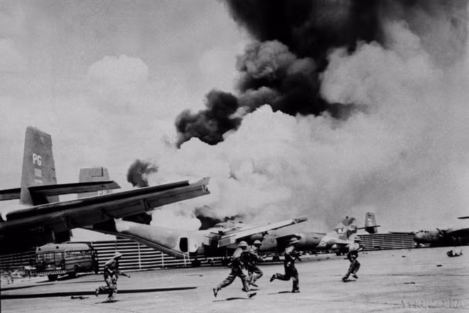 Quân giải phóng đánh chiếm sân bay Tân Sơn Nhất, ngày 30/4/1975. (Ảnh: Quang Thành/TTXVN)